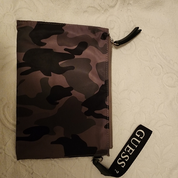 Guess Camo Print Wristlet Waller - Picture 2 of 3